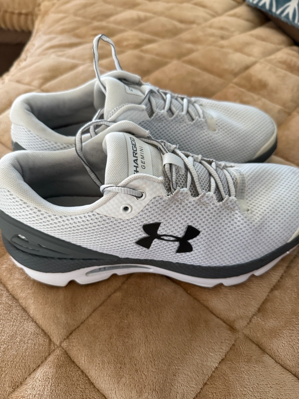 Under Armour Men's Lightweight Charged Gemini Running Shoes - Light Gray/Black